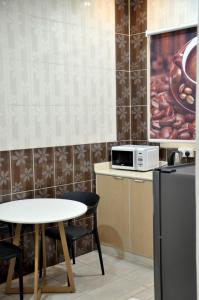 a kitchen with a white table and a microwave at شقق المكان الراقي للشقق المخدمة in Riyadh