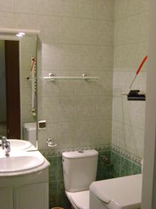 La salle de bains est pourvue de toilettes et d'un lavabo. dans l'établissement Apartament Super Poznań, à Poznań