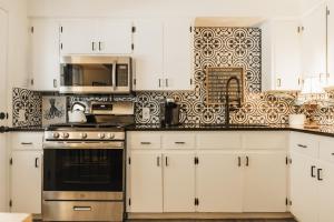 Foto da galeria de Wabi Sabi SoCo Retreat- Relax, Work and Soak in the Pool em Austin