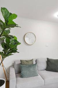 Fotografie z fotogalerie ubytování Seaside on The Parade- Sleeps 4, 2 bathroom, aircon, walk to shops! 11am check out v destinaci Ocean Grove