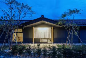 Kōda一 能登島 hitotsu notojima的侧面有窗帘的客房