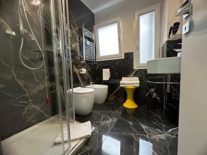 une salle de bain avec une douche, des toilettes et un lavabo dans l'établissement St.Peter's Moon, à Rome