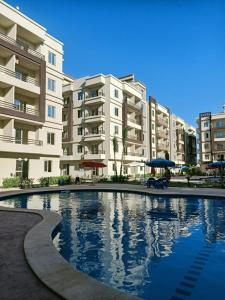 einem Pool vor einem Apartmentgebäude in der Unterkunft Juliana Resort Pool VIP in Al Ḩammām + 16 Fotos