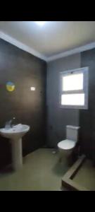 ein Badezimmer mit Toilette und Waschbecken in der Unterkunft Juliana Resort Pool VIP in Al Ḩammām