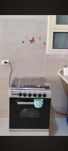 einen schwarzen und weißen Herd in der Küche in der Unterkunft Juliana Resort Pool VIP in Al Ḩammām