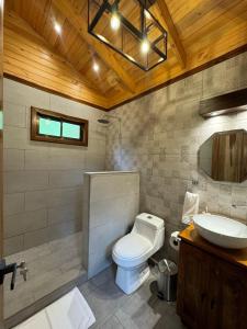 Koupelna v ubytování Entre Árboles Lodge