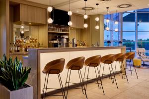 Nápoje v ubytování Courtyard by Marriott Magdeburg