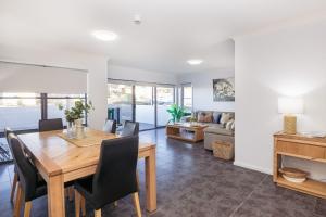 Posezení v ubytování Mollymook Luxury Beachfront Apartment 3