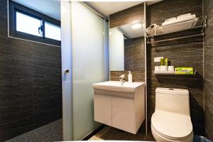 un bagno con un water e un lavandino di whitesun a Ji'an Altre 34 foto