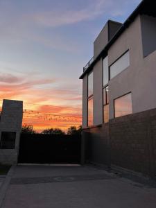 un edificio con una puesta de sol en el fondo en LoftenTequis, en Tequisquiapan