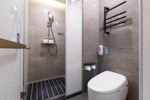 Koupelna v ubytování Nostalgia S Hotel Near National Olympic Sports Center - Beijing National Stadium , Olympic Forest Park , China Ethnic Museum, Guanzhuang subway station, Free laundry, Free customized tour itinerary