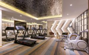 Fitness centrum a/nebo fitness zařízení v ubytování Nostalgia S Hotel Near National Olympic Sports Center - Beijing National Stadium , Olympic Forest Park , China Ethnic Museum, Guanzhuang subway station, Free laundry, Free customized tour itinerary