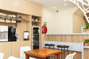 a dining room with a table and chairs at 墾丁山海晴民宿 in Eluan