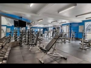 un gimnasio con varias filas de máquinas de banda de rodadura en Oasis 2 bedroom minutes to the marina, en Los Ángeles