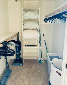 Una pequeña habitación con un armario con estantes y una aspiradora. en Oasis 2 bedroom minutes to the marina, en Los Ángeles 17 fotos más