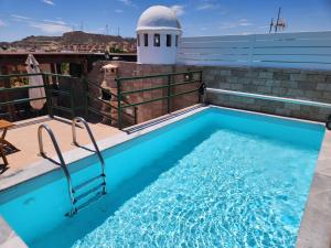 Bazén v ubytovaní ÁTICO DUPLEX ESPECTACULAR MARMOLADO con PISCINA PRIVADA! alebo v jeho blízkosti