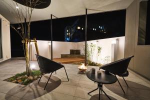 唐津市にある水響邸-blue sound villa-の椅子2脚とテーブル1台が備わる部屋