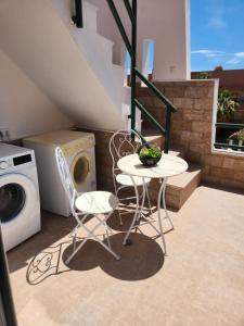 Posedenie v ubytovaní ÁTICO DUPLEX ESPECTACULAR MARMOLADO con PISCINA PRIVADA!