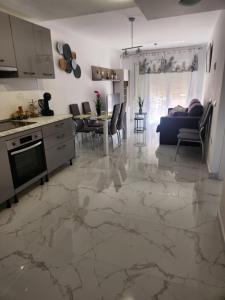 Kuchyňa alebo kuchynka v ubytovaní ÁTICO DUPLEX ESPECTACULAR MARMOLADO con PISCINA PRIVADA!