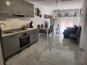 Kuchyňa alebo kuchynka v ubytovaní ÁTICO DUPLEX ESPECTACULAR MARMOLADO con PISCINA PRIVADA!