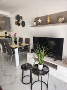 Posedenie v ubytovaní ÁTICO DUPLEX ESPECTACULAR MARMOLADO con PISCINA PRIVADA!
