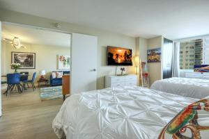 Un dormitorio con una cama y una sala de estar. en GalleryOne Doubletree Hilton GC Secret Blending, en Fort Lauderdale 10 fotos más