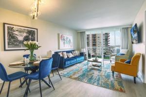Una sala de estar con un sofá azul y una mesa. en GalleryOne Doubletree Hilton GC Secret Blending, en Fort Lauderdale
