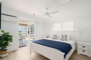 Giường trong phòng chung tại Beautiful Coastal Apartment with Epic Sea Views