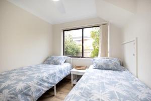 Un pat sau paturi într-o cameră la Coastal Villa Mollymook Beach