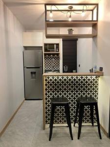 チワワにあるDepartamento 5のキッチン(カウンター、スツール2つ、冷蔵庫付)