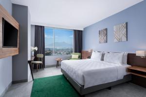 Postel nebo postele na pokoji v ubytování Swiss-Belinn Bogor + 35 fotografií
