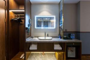 Koupelna v ubytování Nostalgia S Hotel Near National Olympic Sports Center - Beijing National Stadium , Olympic Forest Park , China Ethnic Museum, Guanzhuang subway station, Free laundry, Free customized tour itinerary