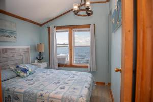 ein Schlafzimmer mit einem Bett und Meerblick in der Unterkunft ZaLo House Waterline cabin with Hot Tub Pets in Peru