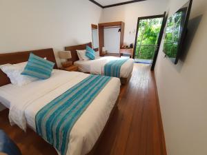 Postel nebo postele na pokoji v ubytování Borneo Divers Mabul Resort