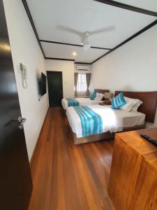 Postel nebo postele na pokoji v ubytování Borneo Divers Mabul Resort