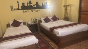 سرير أو أسرّة في غرفة في Hotel Mirage Sauraha