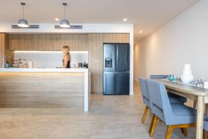 Kuchyň nebo kuchyňský kout v ubytování Kings Beach Oceanfront Oasis
