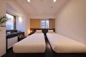 Postel nebo postele na pokoji v ubytování Nipponbashi Crystal Hotel