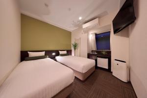 Postel nebo postele na pokoji v ubytování Nipponbashi Crystal Hotel