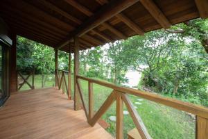 a porch of a house with a wooden deck at 森の糸島 - Morino Itosima in Nishinoura