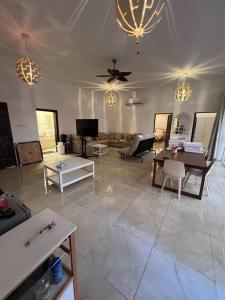 ein Wohnzimmer mit Möbeln und einer Decke in der Unterkunft Moonlight Resort in Sinādil + 60 Fotos