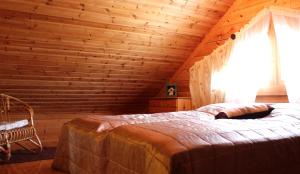 ein Schlafzimmer mit einem großen Bett in einem Blockhaus in der Unterkunft Lomakylä Tapiola in Lappajärvi