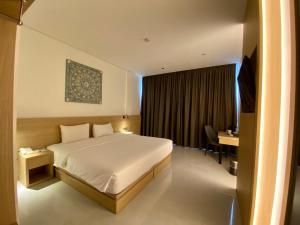 Postel nebo postele na pokoji v ubytování OPI Indah Hotel + 33 fotografií