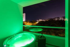 圣玛尔塔MySuyte的带浴缸和窗户的绿色浴室