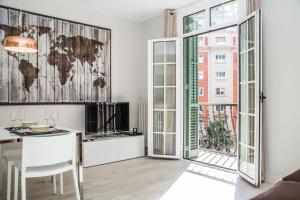 una sala de estar con una mesa y un mapa mundial en la pared en Barcelonaforrent Urban Town Suites, en Barcelona