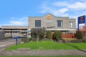 a building with a sign for a comfort inn at Comfort Inn On Raglan in Warrnambool