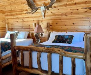 Postel nebo postele na pokoji v ubytování Badlands Frontier Cabins