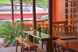 Làng CacにあるDuong Thuong - Eco Houseのテーブルとベンチがあり、スタジアムが見えるレストラン