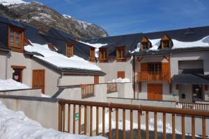 une maison avec de la neige sur le toit dans l'établissement Résidence Vignec Village by Actisource, à Vignec