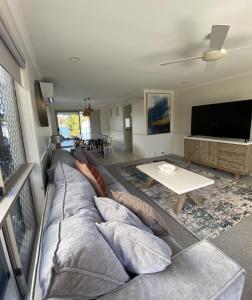 Televiisor ja/või meelelahutuskeskus majutusasutuses Large Canal-front House at Mooloolaba